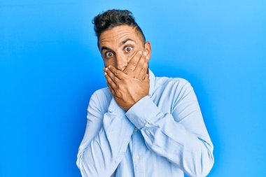 Sıradan kıyafetler giyen yakışıklı bir adam yanlışlıkla elleri ile ağzını kapatırken şok oldu. gizli kavram. 