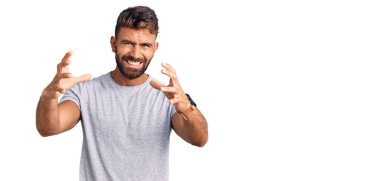 Gündelik kıyafetler giyen genç İspanyol adam öfkeyle bağırıyor, elleri boğazlamaya çalışıyor, deli gibi bağırıyor. 