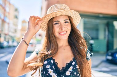 Genç İspanyol kadın tatilde. Gülümsüyor. Şehrin caddesinde mutlu yürüyüşler..