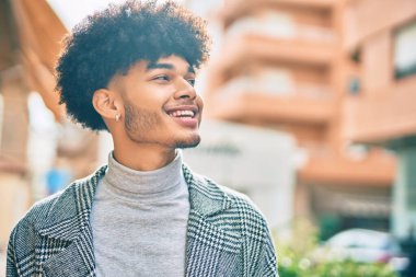 Genç Afrikalı Amerikalı iş adamı şehirde mutlu mesut dikiliyor..