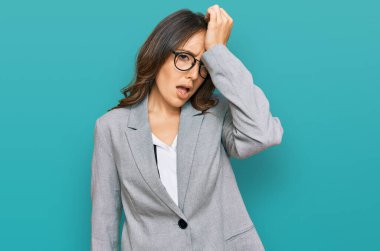 İş elbiseleri giyen genç esmer kadın, yanlışlıkla el ele verip şaşırdı. Hatayı hatırla. Unuttum, kötü hafıza kavramı. 