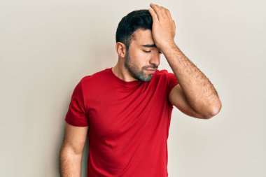 Gündelik giysiler giyen genç İspanyol bir adam hata için el ele tutuşup şaşırdı. Hatayı hatırla. Unuttum, kötü hafıza kavramı. 