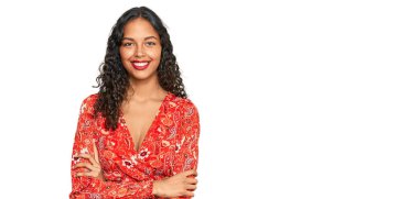 Yazlık elbise giyen, kolları çapraz gülümseyen, kameraya bakan Afro-Amerikan genç kız. pozitif kişi. 