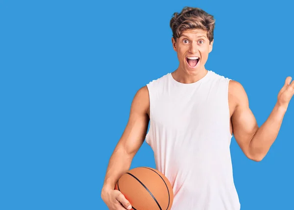 Joven Hombre Guapo Sosteniendo Pelota Baloncesto Celebrando Victoria Con Sonrisa — Foto de Stock