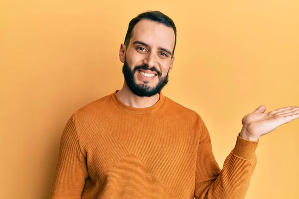 Giovane Uomo Con Barba Indossa Casual Maglione Invernale Sorridente Allegro — Foto Stock