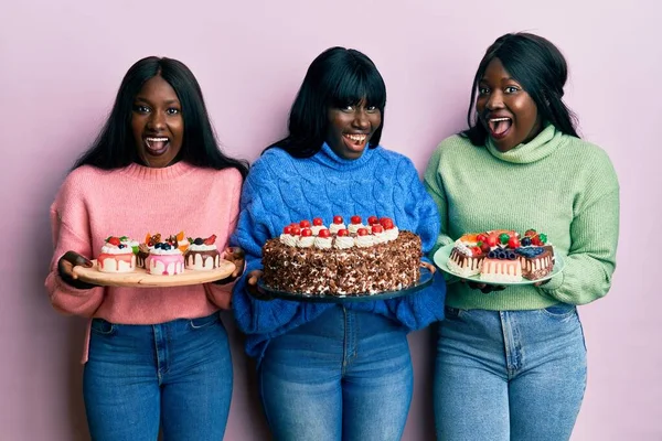 若いアフリカ系アメリカ人の友人を祝う誕生日の開催ケーキクレイジーを祝うと興奮して叫んで目を開けて成功に驚いて — ストック写真