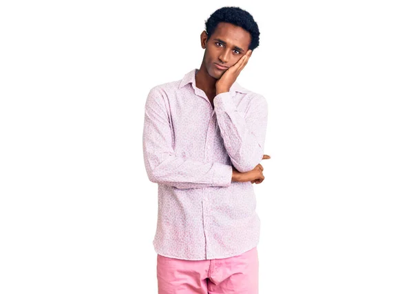 Africano Guapo Hombre Usando Casual Rosa Camisa Pensando Buscando Cansado —  Fotos de Stock