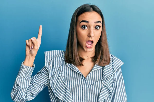 Jeune Étudiante Brune Pointant Vers Haut Avec Doigt Effrayé Choqué — Photo