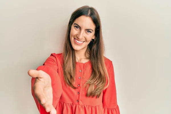 Jonge Mooie Vrouw Dragen Casual Kleding Glimlachend Vriendelijk Aanbieden Van — Stockfoto