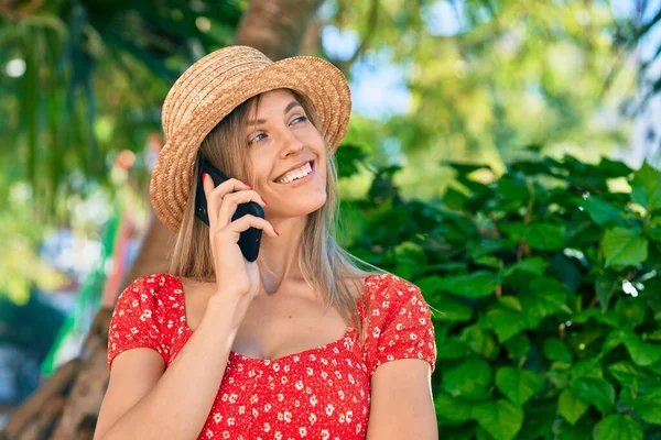 Young Blonde Tourist Woman Wearing Summer Style Talking Smartphone Park — Stock Photo, Image