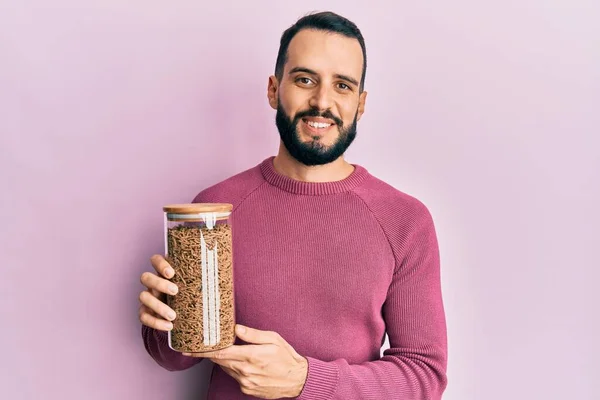 Giovane Con Barba Barba Contenente Barattolo Cereali Integrali Sani Dall — Foto Stock