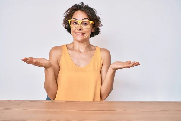 Ung Latinamerikansk Kvinna Klädd Avslappnade Kläder Och Glasögon Sitter Bordet — Stockfoto