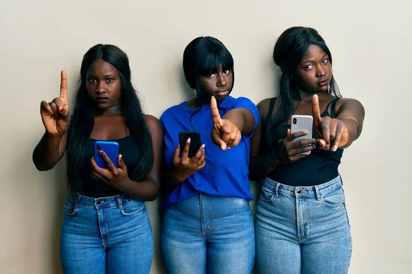 Трое Молодых Африканских Американских Друзей Используют Смартфон Показывая Пальцем Вверх — стоковое фото