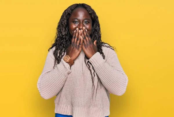 Jonge Afrikaanse Vrouw Draagt Wol Winter Trui Lachen Beschaamd Giechelen — Stockfoto