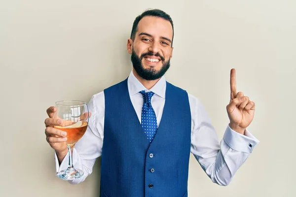 Giovane Con Barba Che Beve Bicchiere Vino Bianco Sorridente Con — Foto Stock