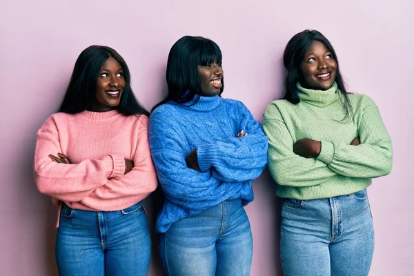 Tři Mladí Afričtí Američtí Přátelé Nosí Vlněný Zimní Svetr Usmívají — Stock fotografie