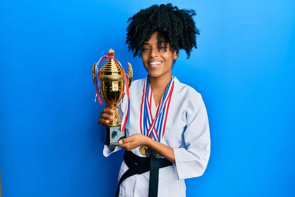 Afrikai Amerikai Afro Haj Visel Karate Kimono Fekete Tartó Trófea — Stock Fotó