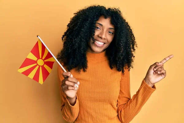 Afrikai Amerikai Afro Haj Gazdaság Macedonia Zászló Mosolygós Boldog Mutató — Stock Fotó