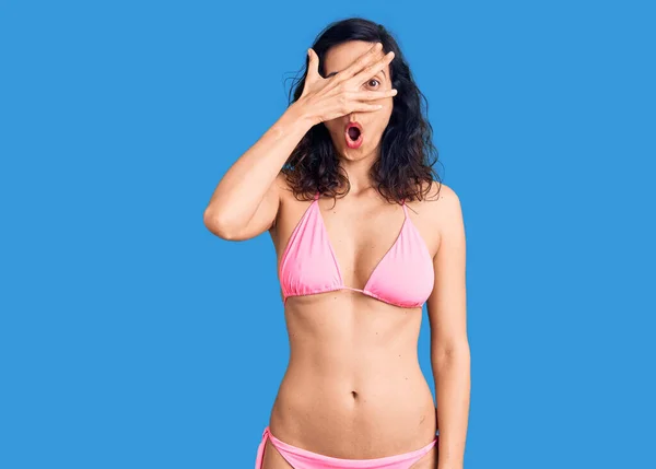 Jonge Mooie Latijns Amerikaanse Vrouw Draagt Bikini Gluren Shock Bedekken — Stockfoto