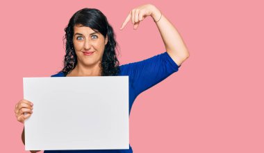 Artı boyut esmer kadın elinde boş pankart, kızgın surat, olumsuz işaret baş parmakları aşağıda, reddedilme konsepti 