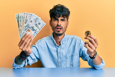 İspanyol asıllı genç adamın elinde dolar ve bitcoin vardı. Şok olmuş, şüpheci ve alaycı görünüyordu. Ağzını açtığında şaşırmıştı. 