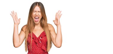 Yazlık elbise giyen güzel sarışın kadın başarı için çıldırıyor ve çıldırıyor kollarını kaldırıyor ve gözleri kapalı heyecanla bağırıyor. Kazanan konsept 