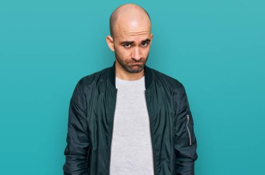 Gündelik kıyafetler giyen, kuşkucu ve gergin genç İspanyol bir adam sorun yüzünden surat asıyor. negatif kişi. 