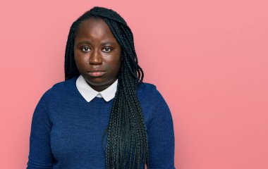 Saçları örgülü, depresif ve üzüntülü, sinirli ve korkmuş genç siyahi bir kadın. hüzünlü ifade. 