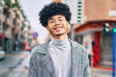 Genç Afrikalı Amerikalı iş adamı şehirde mutlu mesut dikiliyor..