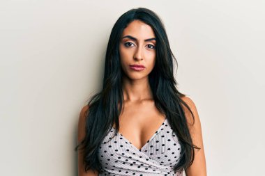 Yüzünde ciddi bir ifade olan günlük kıyafetler giyen güzel İspanyol kadın. Basit ve doğal bir şekilde kameraya bakıyorsun.. 