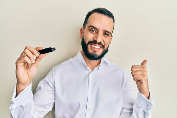 Giovane Uomo Con Barba Possesso Memoria Rimovibile Usb Puntare Pollice — Foto Stock