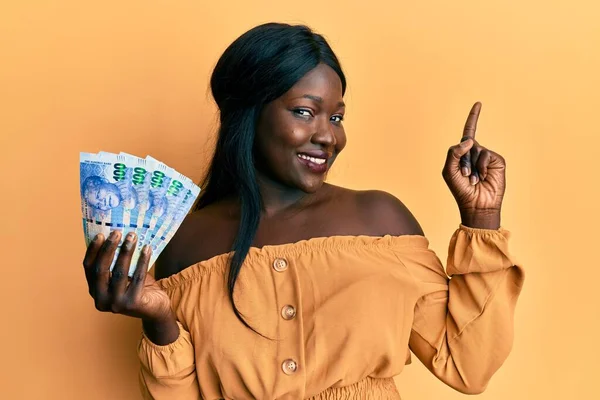 Africká Mladá Žena Drží Jihoafrický 100 Rand Bankovky Úsměvem Šťastně — Stock fotografie