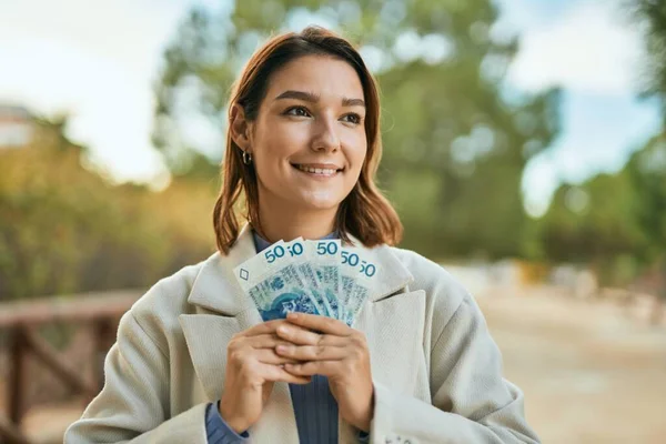 Genç Spanyol Kadın Mutlu Gülümsüyor Parkta Zloti Banknotlar Tutuyor — Stok fotoğraf