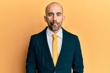 Genç İspanyol takım elbiseli ve kravatlı adam dudaklarıyla balık suratı yapıyor, çılgınca ve komik bir jest. Komik ifade. 