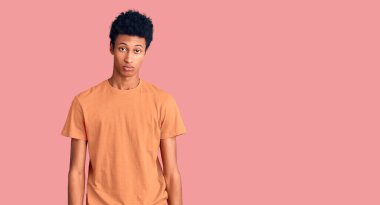 Genç Afro-Amerikalı bir adam, günlük giysiler giyiyor. Depresyonda ve endişe içinde. Kızgın ve korkmuş. hüzünlü ifade. 