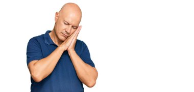 Orta yaşlı kel bir adam, günlük giysiler içinde uyur, yorgun düşler kurar ve elleri ile poz verir, gözleri kapalı gülümserdi.. 