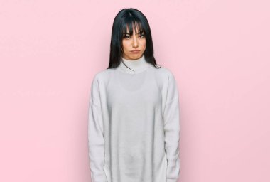 Kâküllü, balıkçı yaka kazak giyen genç esmer kadın depresif ve endişeli, sinirli ve korkmuş. hüzünlü ifade. 