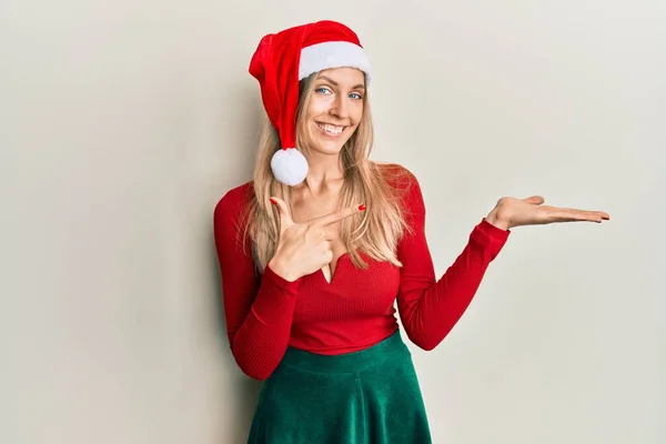 Mulher Branca Bonita Vestindo Traje Natal Chapéu Espantado Sorrindo Para — Fotografia de Stock