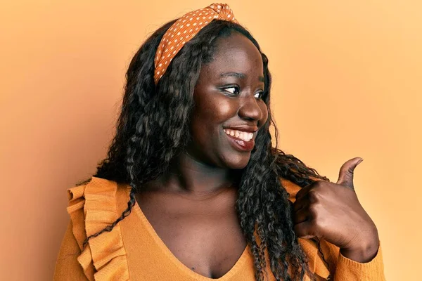 Mujer Joven Africana Vistiendo Ropa Casual Sobre Fondo Amarillo Sonriendo —  Fotos de Stock