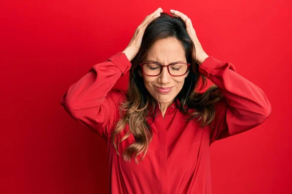 Mujer Latina Joven Que Usa Ropa Casual Gafas Que Sufren — Foto de Stock