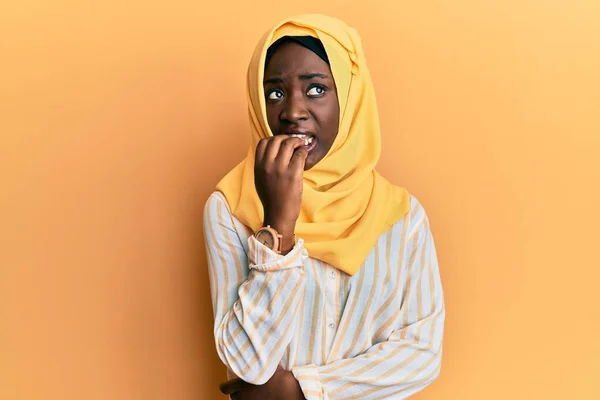 Beautiful African Young Woman Wearing Traditional Islamic Hijab Scarf Looking — Stock Fotó