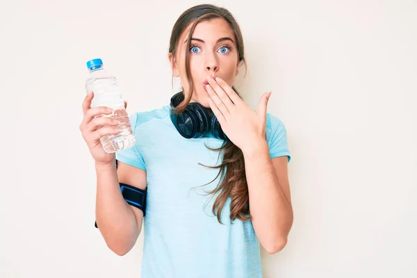 Schöne Junge Kaukasische Frau Sportkleidung Die Eine Flasche Wasser Trinkt — Stockfoto