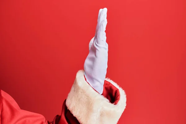 Mão Homem Vestindo Traje Papai Noel Luvas Sobre Fundo Vermelho — Fotografia de Stock