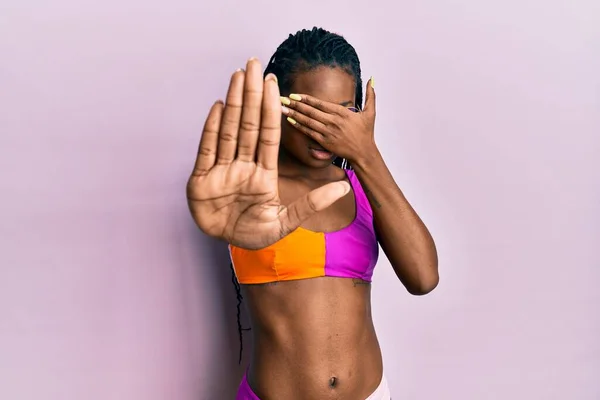 Jonge Afro Amerikaanse Vrouw Draagt Bikini Een Zonnebril Die Ogen — Stockfoto