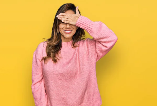 Mujer Hispana Joven Vistiendo Ropa Casual Sonriendo Riendo Con Mano —  Fotos de Stock