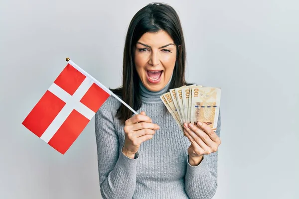 Jovem Hispânica Segurando Bandeira Danmark Notas Coroa Sorrindo Rindo Voz — Fotografia de Stock