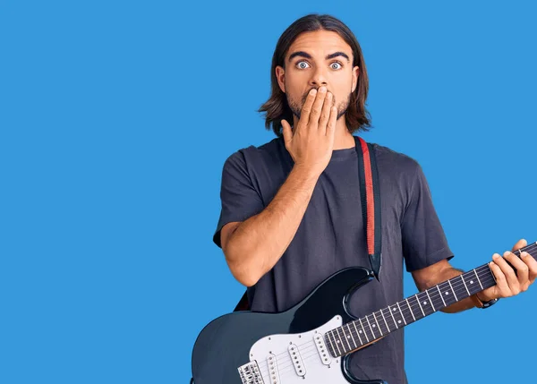 Ung Stilig Man Spelar Elgitarr Täcker Munnen Med Handen Chockad — Stockfoto