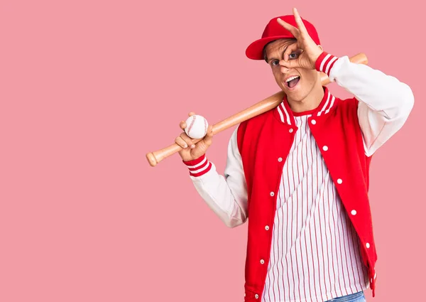 Jovem Homem Bonito Jogando Beisebol Segurando Morcego Bola Sorrindo Feliz — Fotografia de Stock