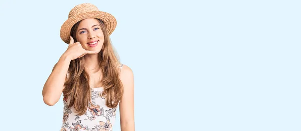 Beautiful Caucasian Young Woman Wearing Summer Hat Smiling Doing Phone — ストック写真