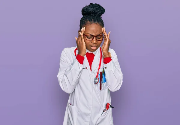 Ung Afrikansk Amerikansk Kvinna Bär Läkare Uniform Och Stetoskop Med — Stockfoto